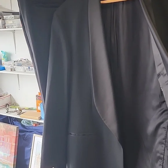 Elegant Black Men's Tuxedo with Satin Lapel